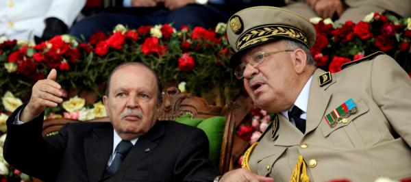 الرئيس الجزائري يعلن استقالته من منصبه 
