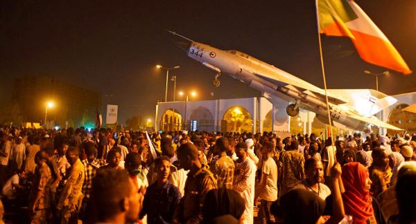 سلسلة قرارات للمجلس العسكري السوداني والكشف عن اتصالات مع 3 دول عربية