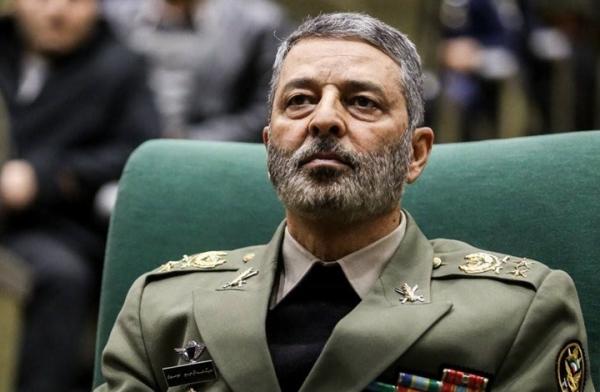 قائد الجيش الإيراني يدعو قوات بلاده كافة إلى التأهب للحرب