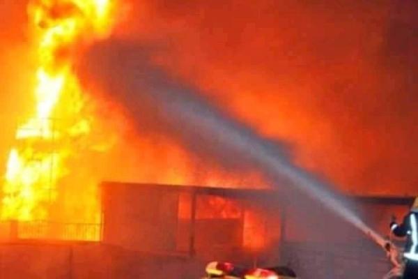 الدفاع المدني يخمد حريق شب في مخزن تجاري بشارع الرقاص