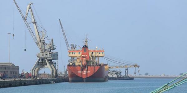 شركة النفط اليمنية تعلن وصول سفينة محملة بـ 27 ألف طن من البنزين إلى ميناء الحديدة