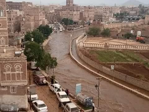 أمطار غزيرة وتدفق غير مسبوق للسيول في "صنعاء"..الدفاع المدني يحذر المواطنين ويدعوهم للابتعاد عن هذه المناطق 